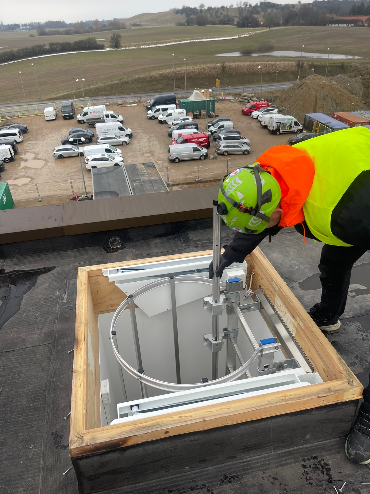 Roof access with integrated hatch for industrial building