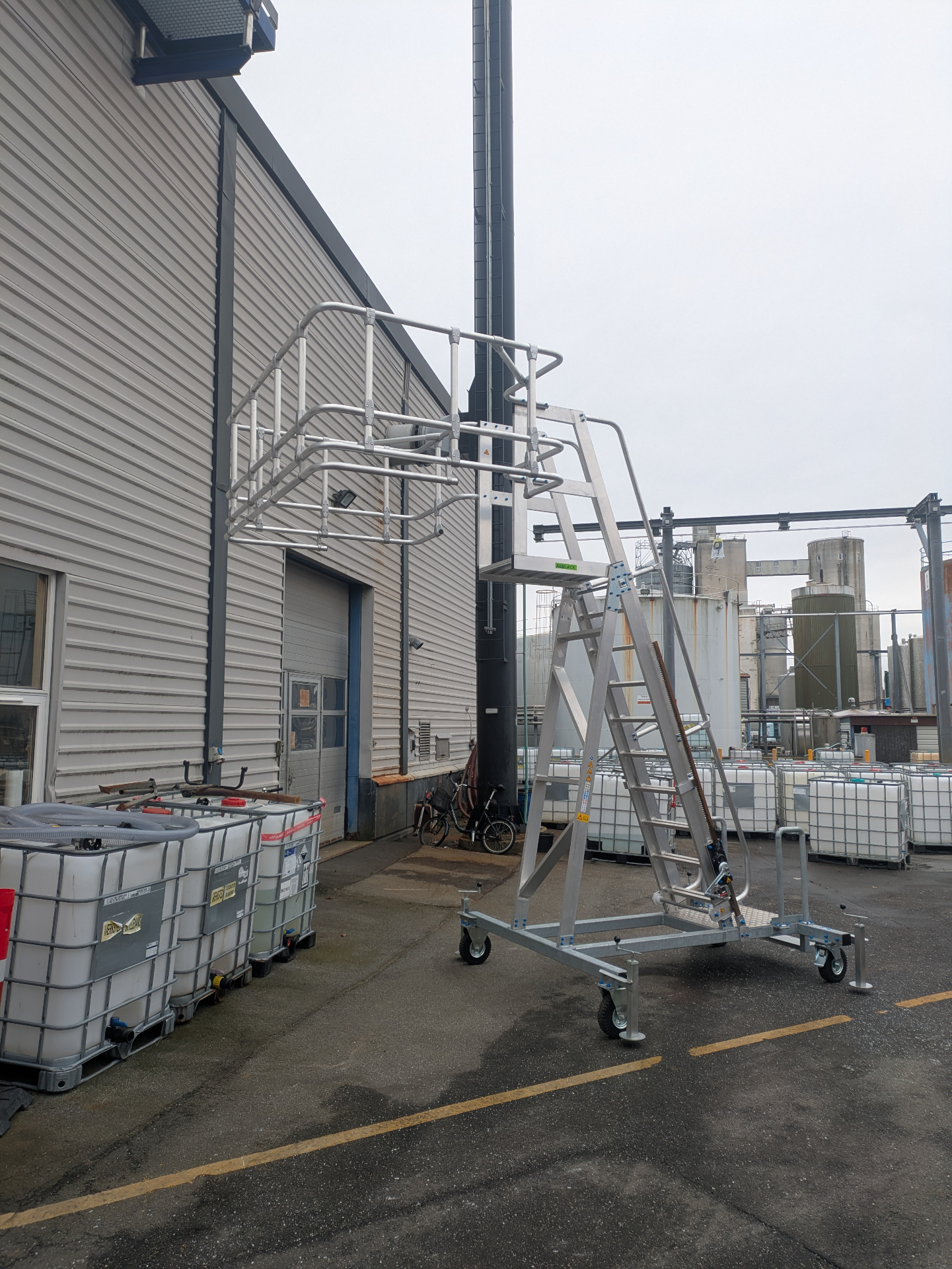 Mobile access staircase for production facility
